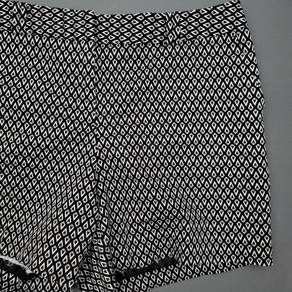 Worthington Shorts Womens Size 8 Mid Rise Chino 5" Inseam Twill Geometric Black - Image 3 of 4