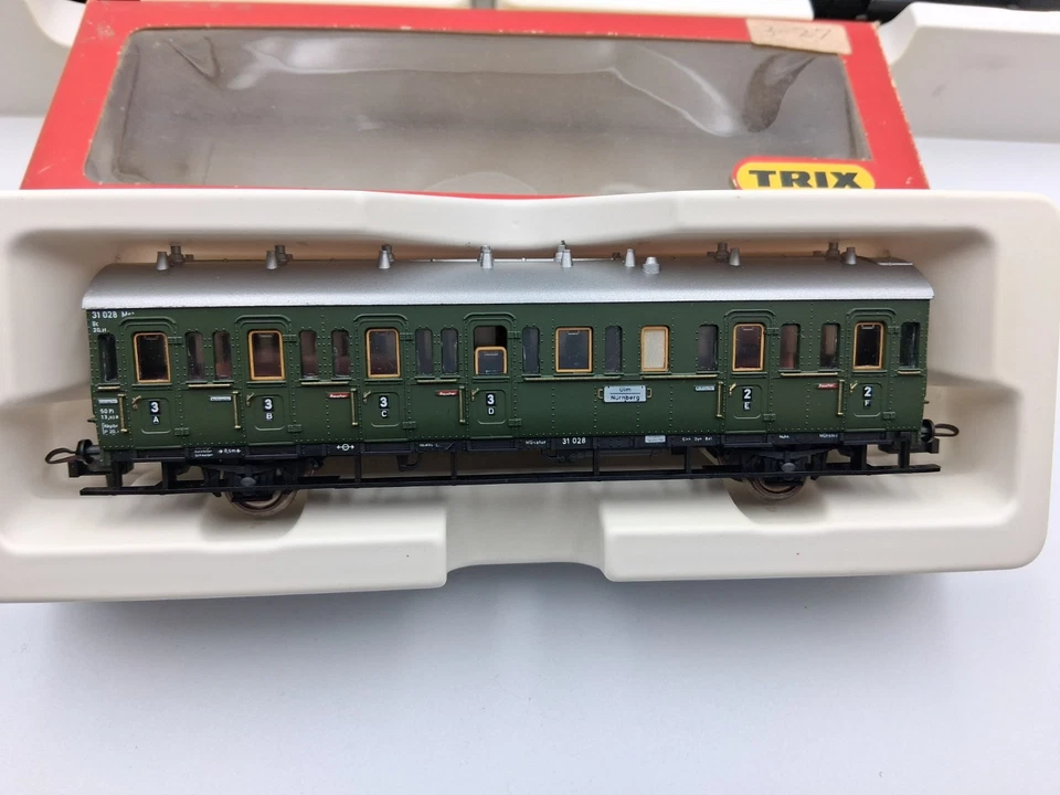 TRIX HO Gauge , 3 x DB 4 Wheeled Carriages . - Image 2 of 4