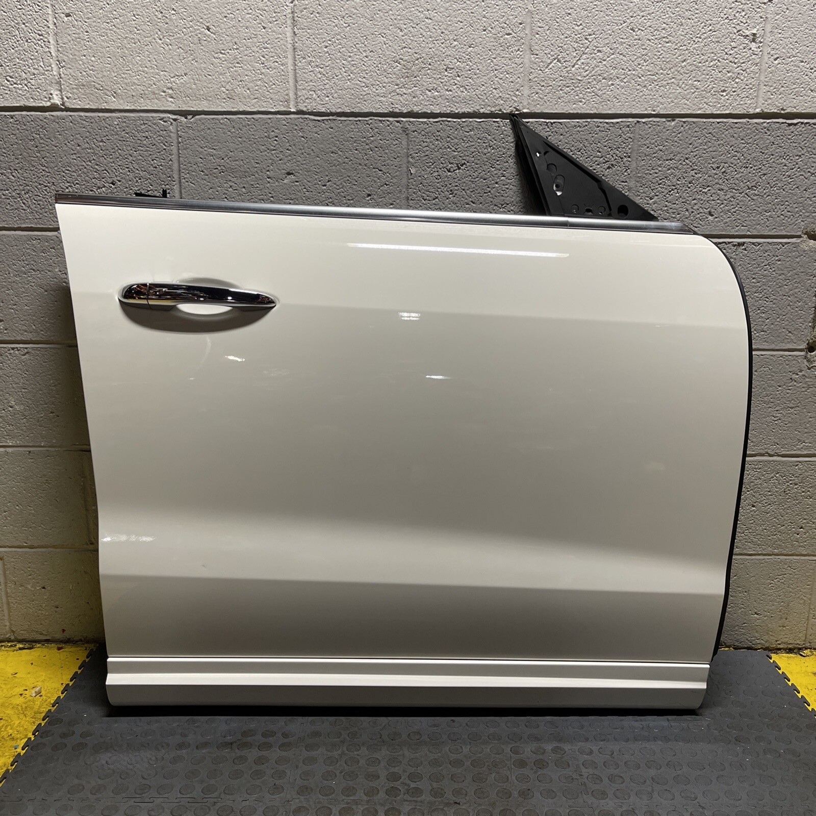 2017-2024 Maserati Levante M161 Front Right Door White Assembly OEM *NOTE