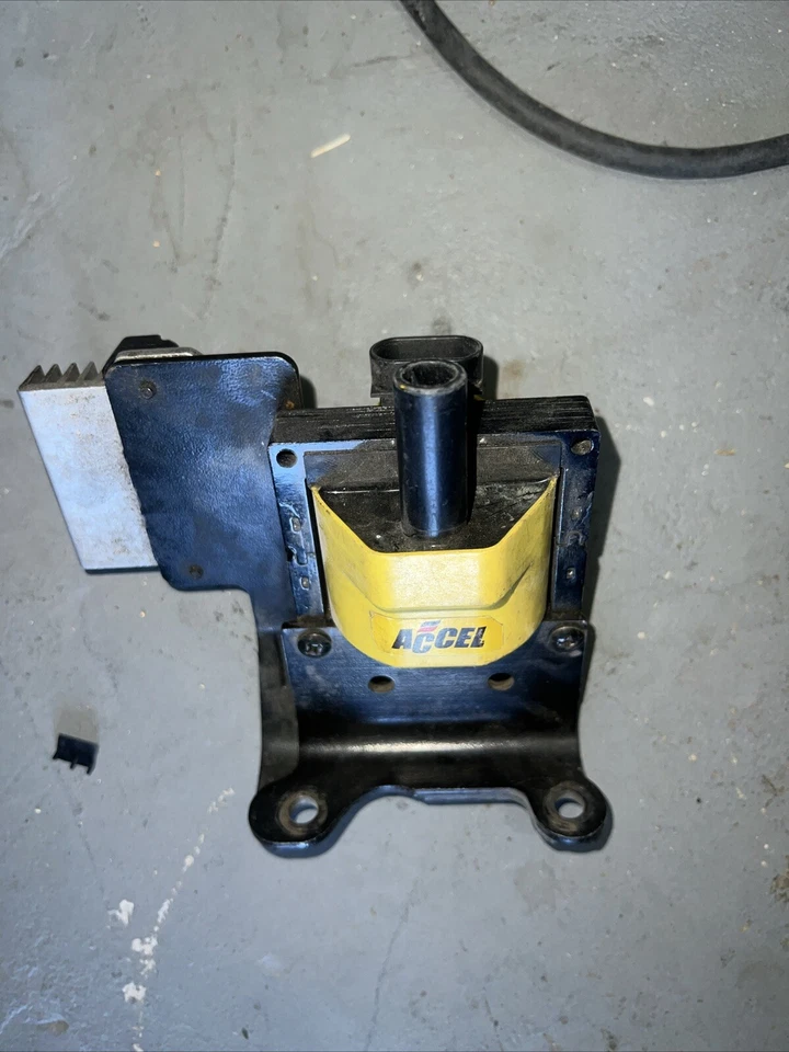 GM 4.3/5.0/5.7L&6.2L W/Flat Dist Cap Ignition Coil Assembly /accel Coil (L2) - Image 2 of 4