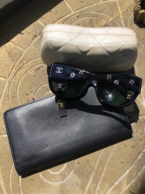 Chanel Black Round Sunglasses Red Jeweled Floral Swarvoski  display picture 1