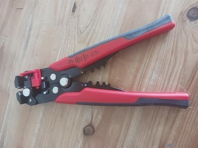 Amazon Basics Selbsteinstellende Abisolierzange - schwarz/rot -- 6710/1103