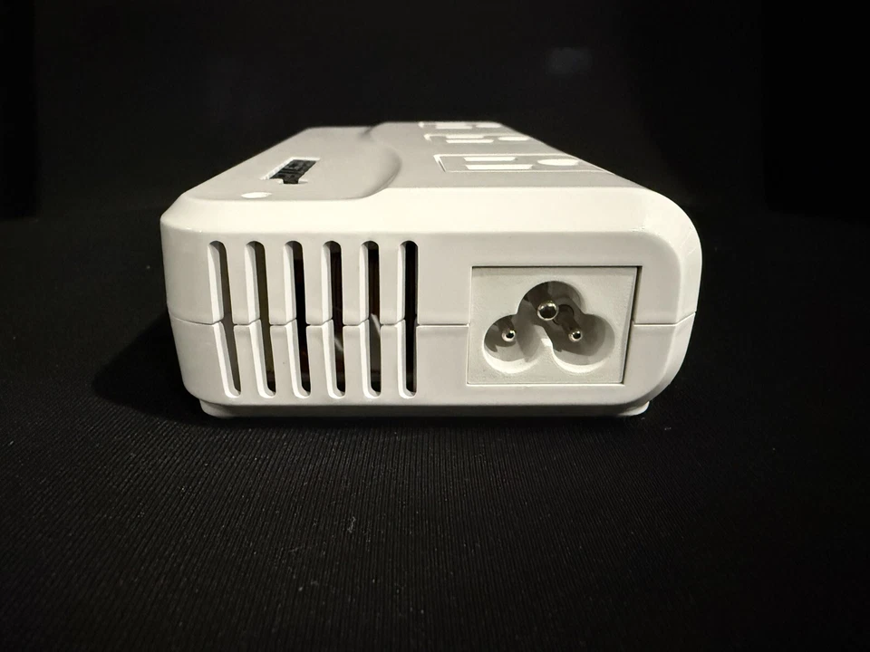 Bestek MRJ201GU 200W 4-Port USB Charging Universal  Adapter Voltage Converter - Image 4 of 4