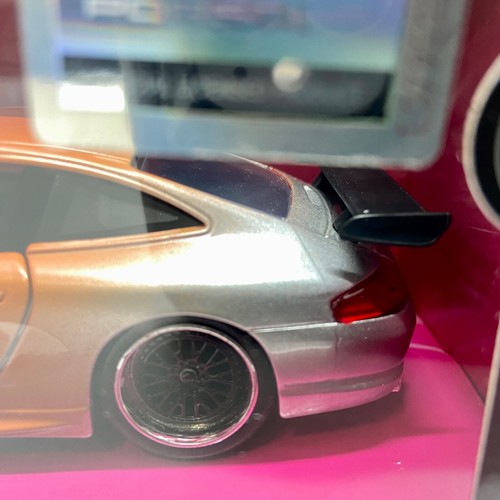 Jada Toys Porsche 911 GT3 RS (996) modello slip rosa tricolore 1:32 nuovo con scatola 2023 VHTF - Foto 10 di 20
