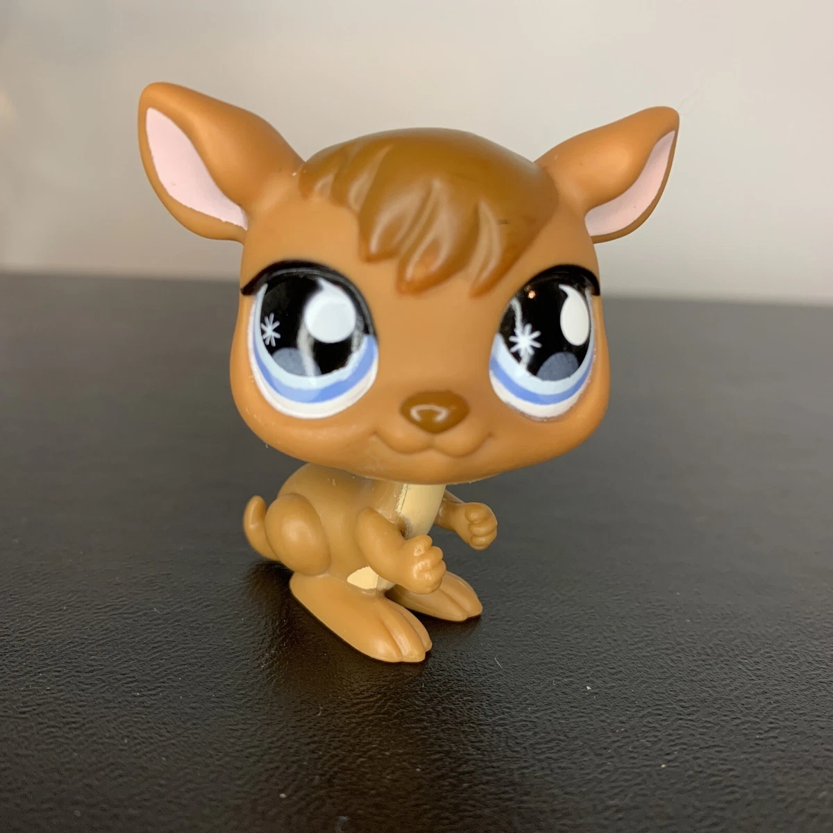 Littlest Pet Shop 682 Brown Kangaroo Boxing Tail Waggin Club LPS Blue Drop Eye