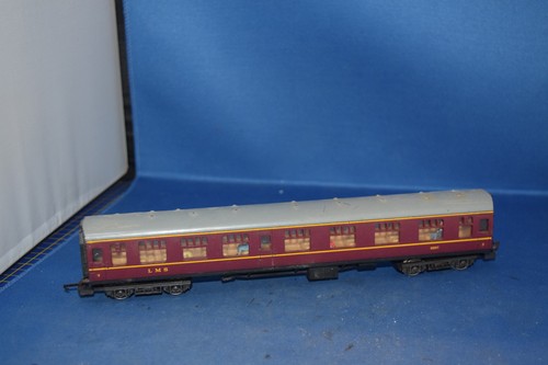Lima 305312 LMS Composite Corridor Coach 2257 Maroon (Fitted Figures No Box)... | Condition: Used