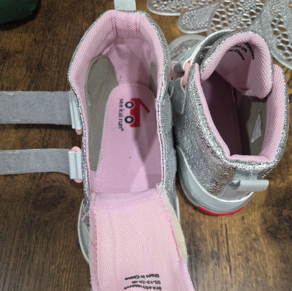 Zapatilla deportiva See Kai Run Dean Adapt para 6 niños pequeños Foto 4 de 4