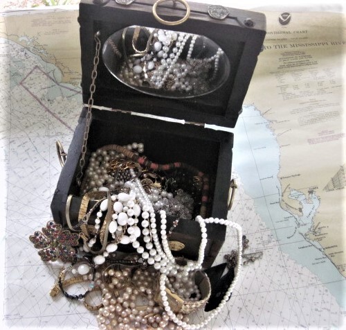 PIRATE CHEST JEWELRY BOX And THE TREASURE CHEST BOOK