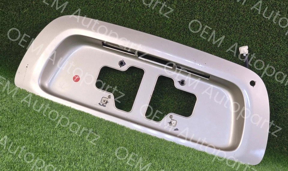 Puerta levadiza trasera Toyota Sequoia 2001-2007 soporte placa pestillo adorno OEM Foto 2 de 4