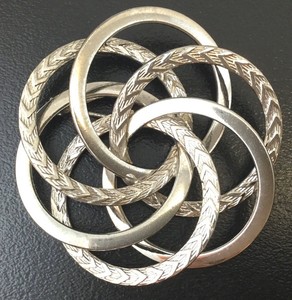 VINTAGE-INTERTWINED-BROOCH-ETCHED-SILVER-TONE-METAL-COSTUME-JEWELRY