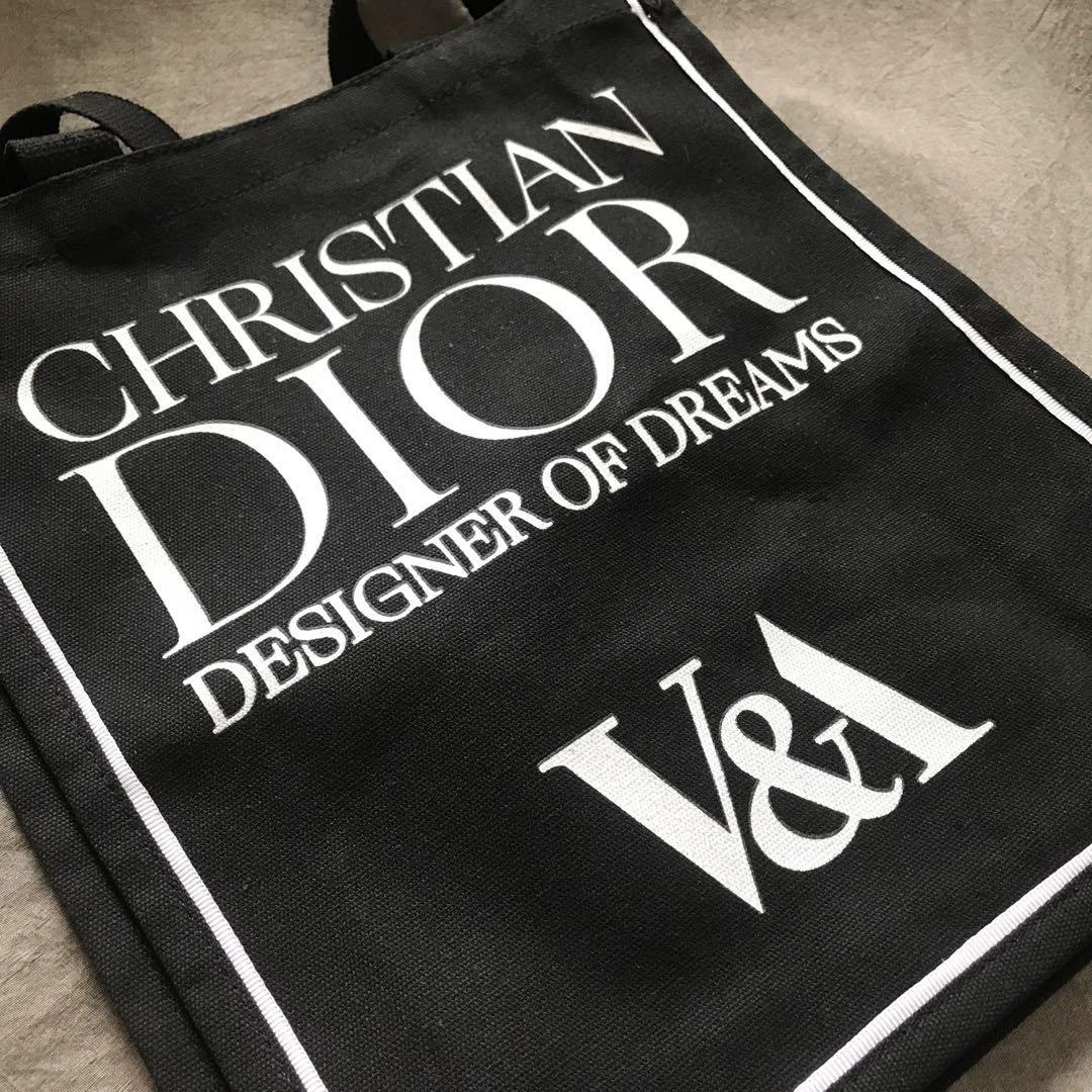 Sac fourre tout collaboration Christian Dior V&A musée Dior nouveauté noir cadeau