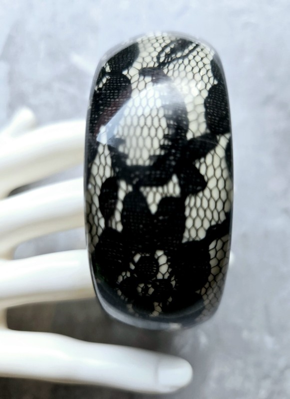 VTG 80'S LUCITE BANGLE BRACELET BLACK FLORAL LACE INCLUSION CREAM BASE CLEAR TOP