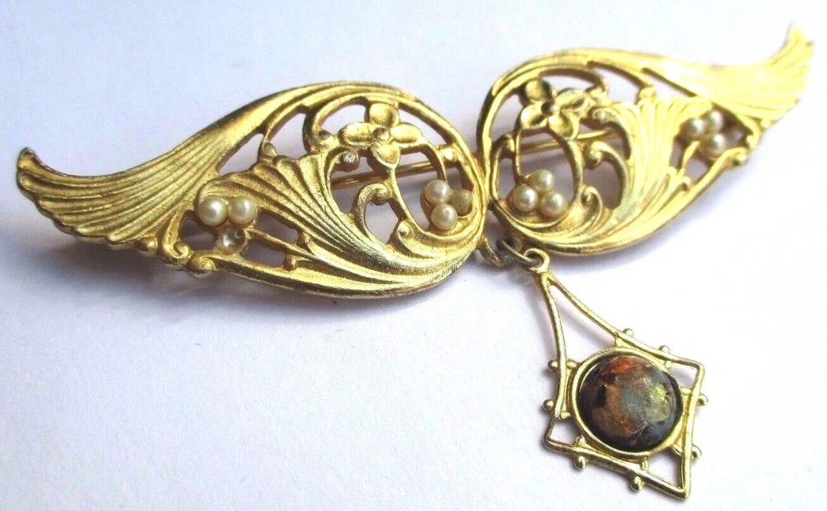 Broche Vintage Finement Travaillée Avec Pampilles, Grappes Et Perles Couleur Or - État Impeccable