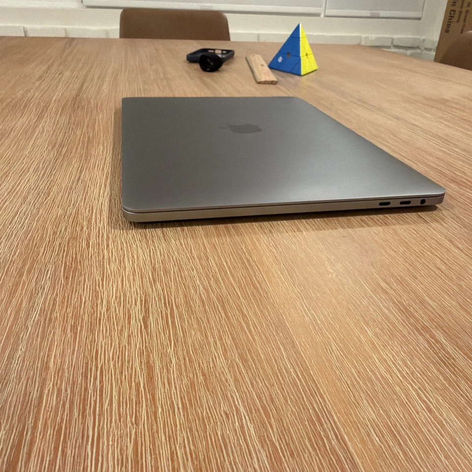 Apple MacBook Pro 15.4" (1TB HDD, Intel Core i7, 3.1GHz, 16GB RAM, AMDRadeon2017 - Image 3 of 4