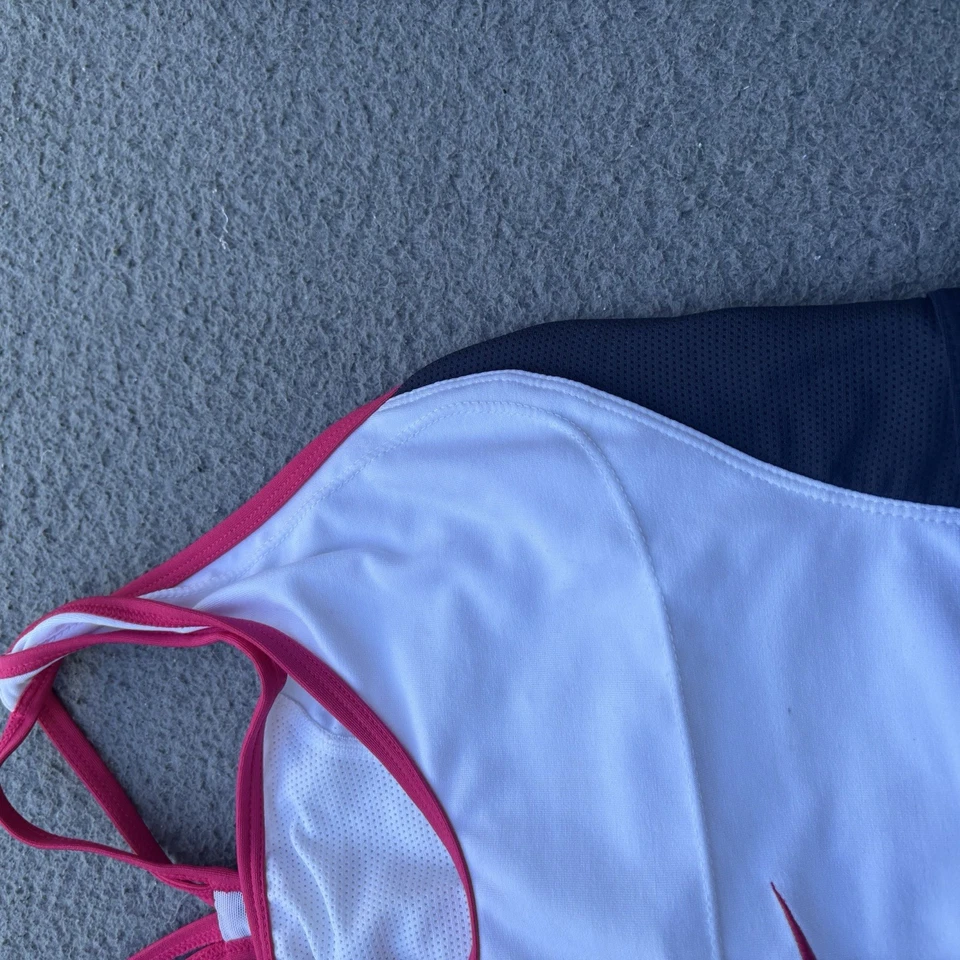 Camiseta esportiva Nike feminina Dri-Fit tênis regata branca rosa racerback - Imagem 3 de 4