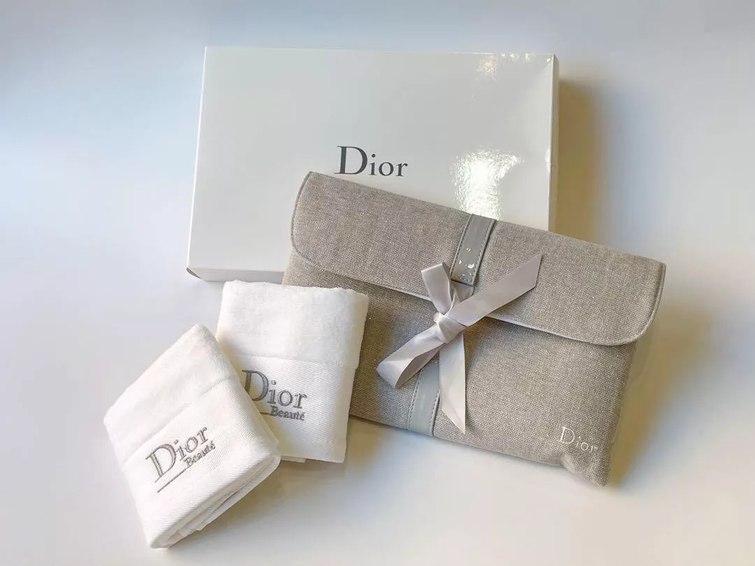 Ensemble pochette beauté et 2 serviettes Christian Dior logo blanc gris articles de mode