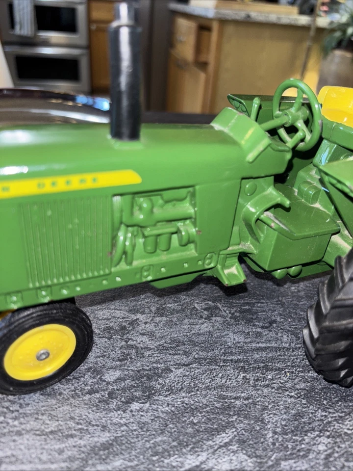 Tractor de juguete agrícola John Deere 3010 4010 Ertl 1/16 Foto 3 de 4