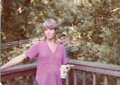 PRETTY YOUNG WOMAN Beautiful Girl FOUND PHOTO Color ORIGINAL Snapshot 51 47 N