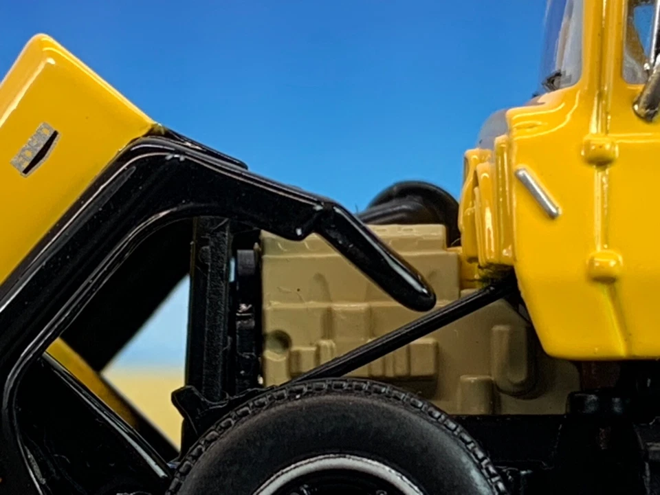 1/64 DCP YELLOW/BLACK FORD LN 9000 DAY CAB - Image 3 of 4