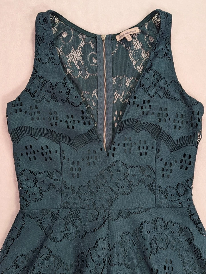 Mameluco con cuello en V forrado superpuesto de encaje verde esmeralda de Charlotte Russe talla XS Foto 3 de 4