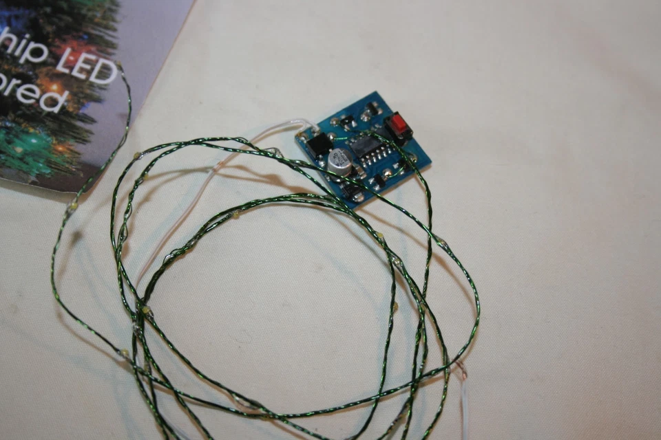 Casa delle Bambole in Miniatura Riproduzioni Creative Scala 2 Luci LED Multicolore Natale - Immagine 3 di 4