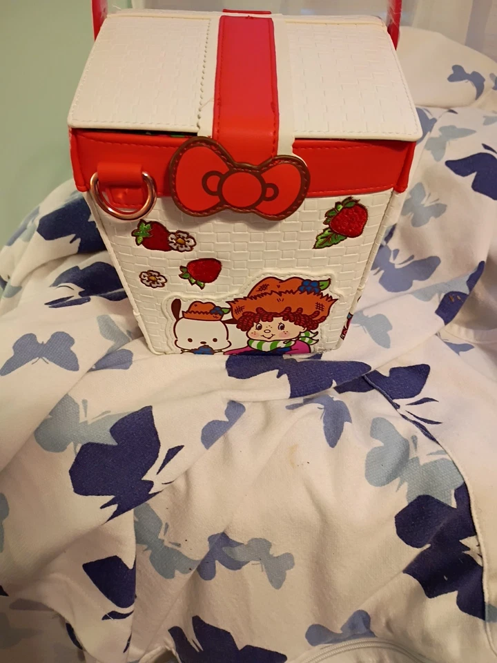 Bolso Bandolera Loungefly Sanrio Hello Kitty X Strawberry Shortcake Basket Perfumado Foto 2 de 4