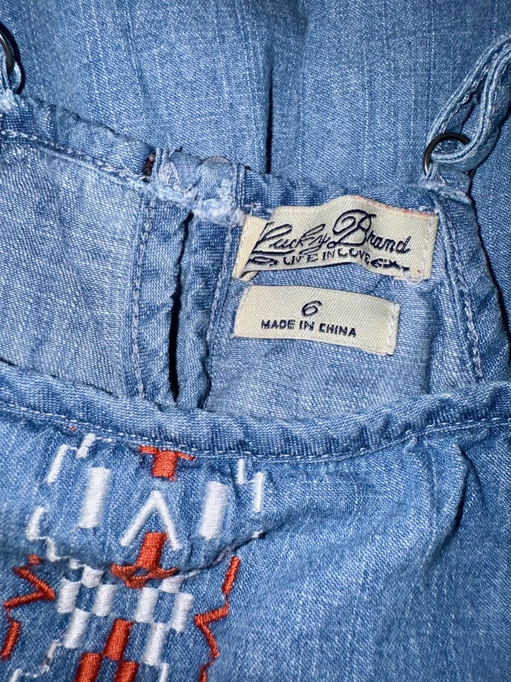 Camiseta sin mangas Lucky Brand para niñas pantalones cortos de mezclilla cambray rojo flecos mameluco talla 6 Foto 3 de 4