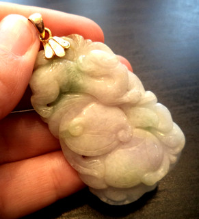 VINTAGE SIGNED 18K GOLD FINELY CARVED JADEITE KOI FISH 2 5/8" PENDANT! G44917