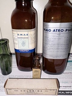 LOT OF 5 NOS EMPTY VTG PHARMACEUTICAL BOTTLES (NEMBUTAL CHLORINE LEMMON)