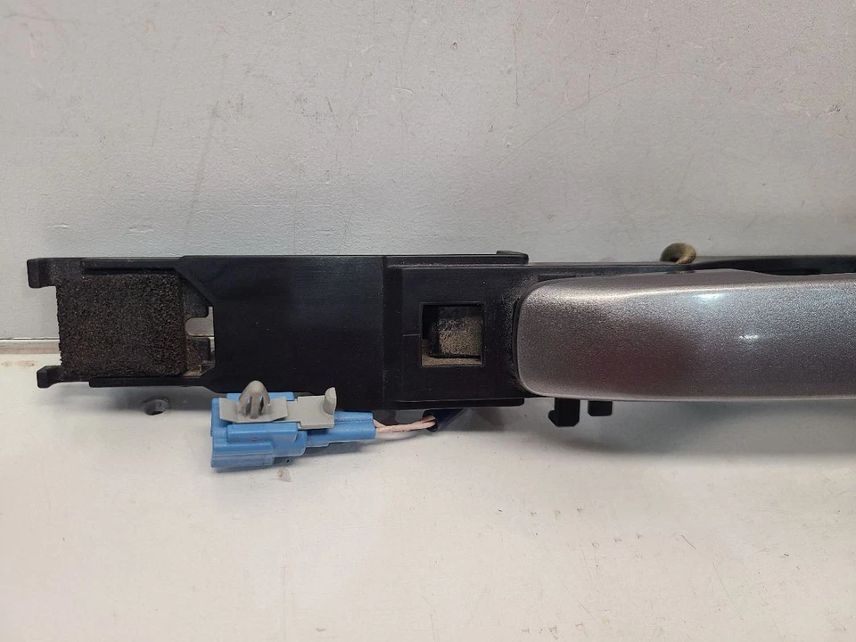 Manija exterior delantera izquierda para conductores Infiniti G35 (sedán) 2007-08 con entrada sin llave Foto 3 de 4