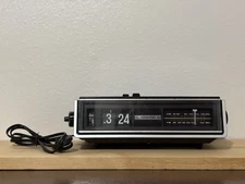 Vintage (1970's) Soundesign Flip #'s Clock With Am/Fm  Radio Model #3545B