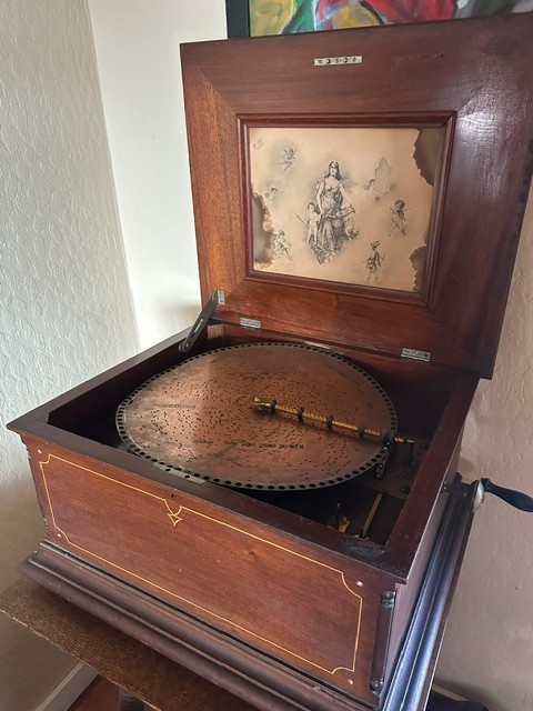 Regina Antique Music Box (57827) working Condition. With 45 record Discs.