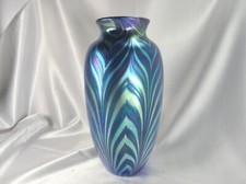 1978 LUNDBERG STUDIOS PULLED FEATHERS 11  IRIDESCENT BLUE GREEN ART GLASS VASE