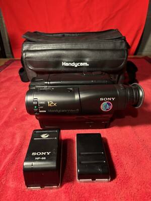 Sony CCD-TR23 Video8 HandyCam & 2 Batteries Plus Case. READ THE DESCRIPTION