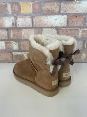 UGG AUSTRALIA UGG Bailey Bow Mini Boots UK Größe 9,5 EU Größe 42 Chestnut