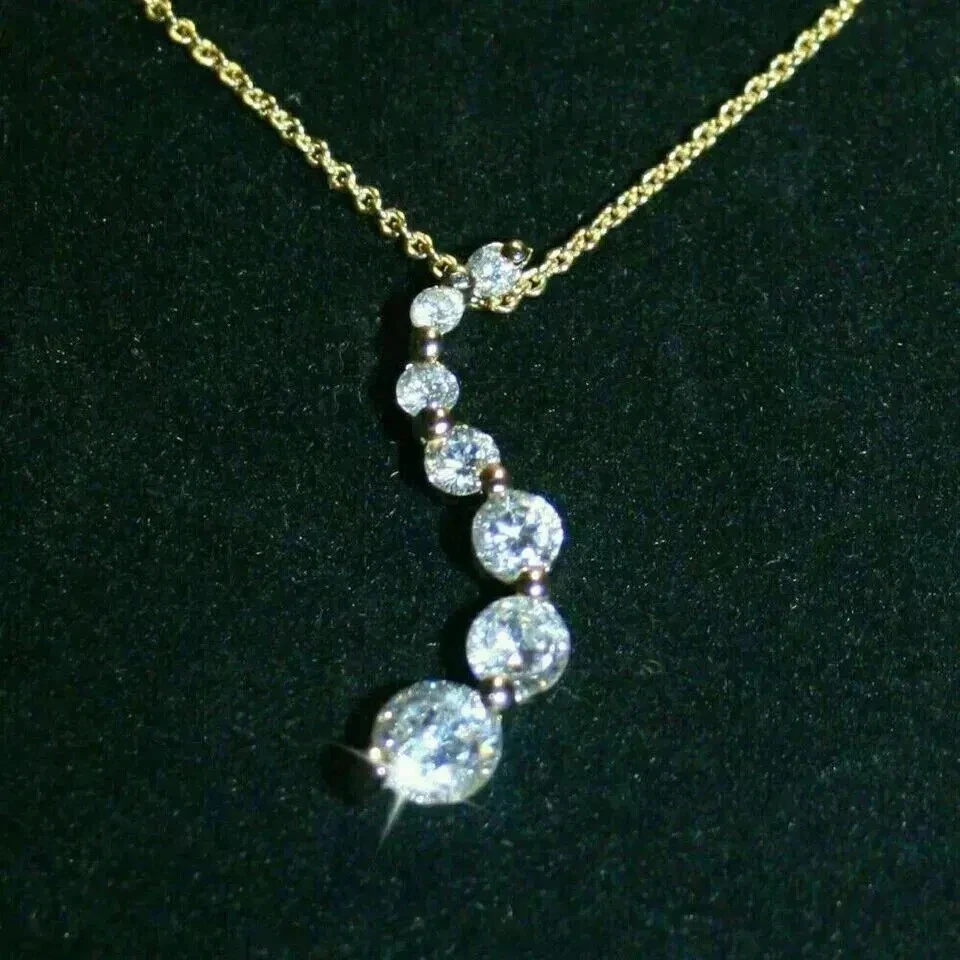 Colgante de regalo para mujer de diamantes creados en laboratorio de corte redondo de 2 quilates enchapado en oro amarillo de 14 quilates Foto 4 de 4