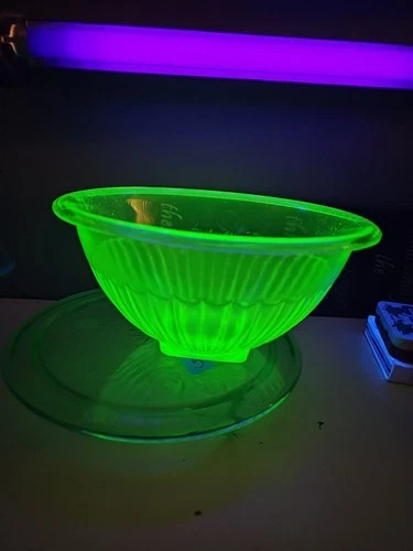 Vintage LARGE Green Ribbed Federal Uranium Glass Mixing bowl Rare