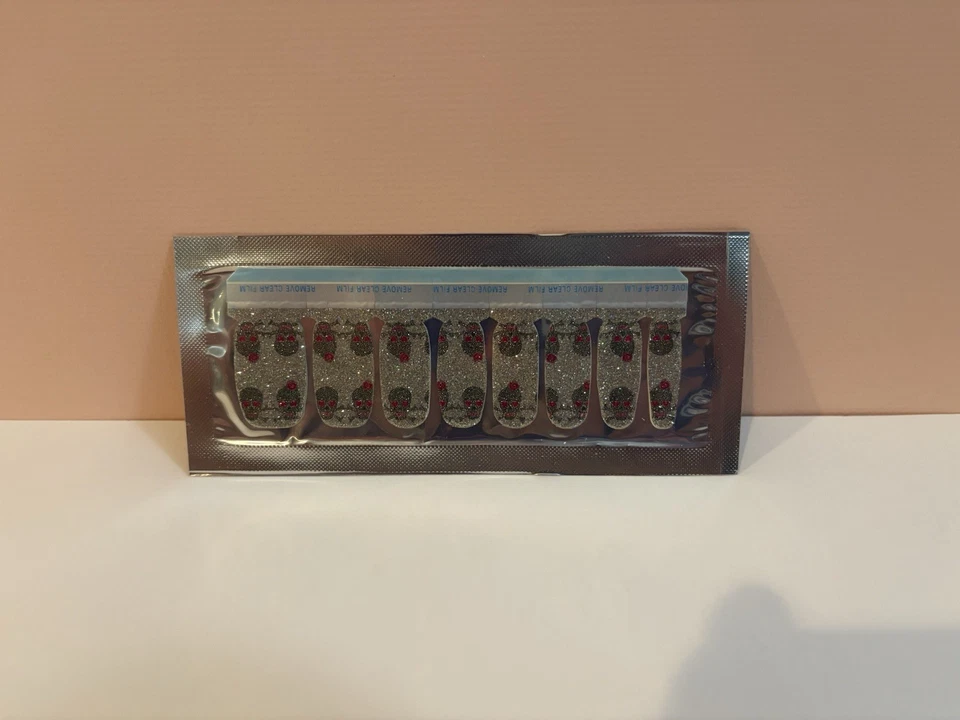 Sephora por OPI Betsey Johnson SE644 Calaveras Tendencia Puntas Tiras de Esmalte de Uñas Reales Foto 3 de 4