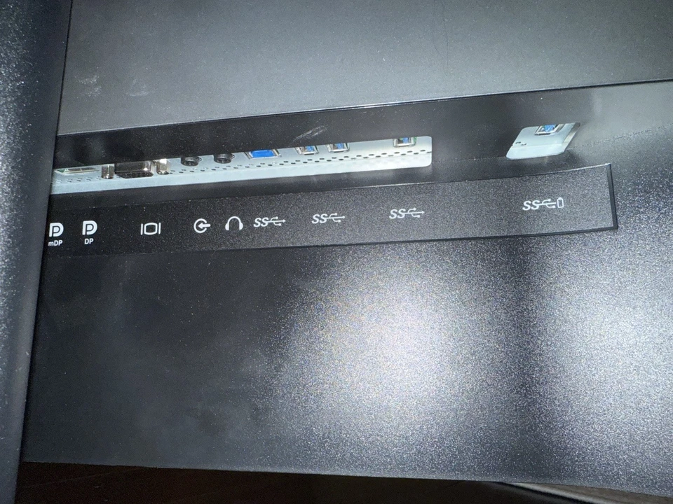 Dell P4317Q 43-inch Ultra 4K Multi-Client Flat Panel Monitor - With Stand - Image 2 of 4