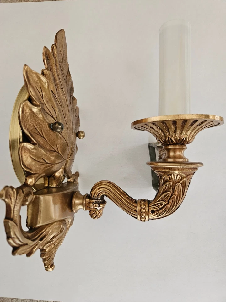 par de apliques de pared de latón antiguo con motivo de hoja Foto 2 de 4