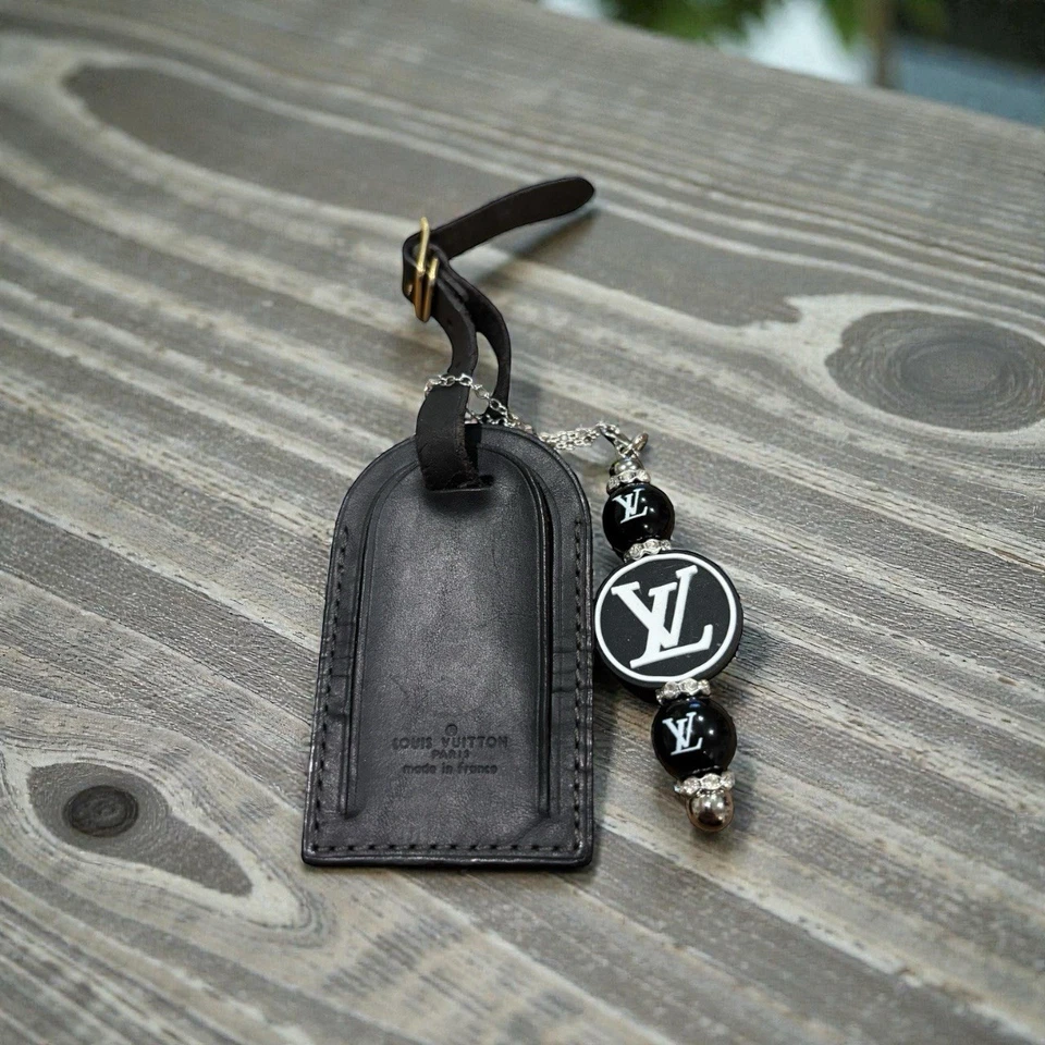 Лот из 3 подлинных багажных бирок Louis Vuitton + комплект брелоков ручной работы - Изображение 3 из 4