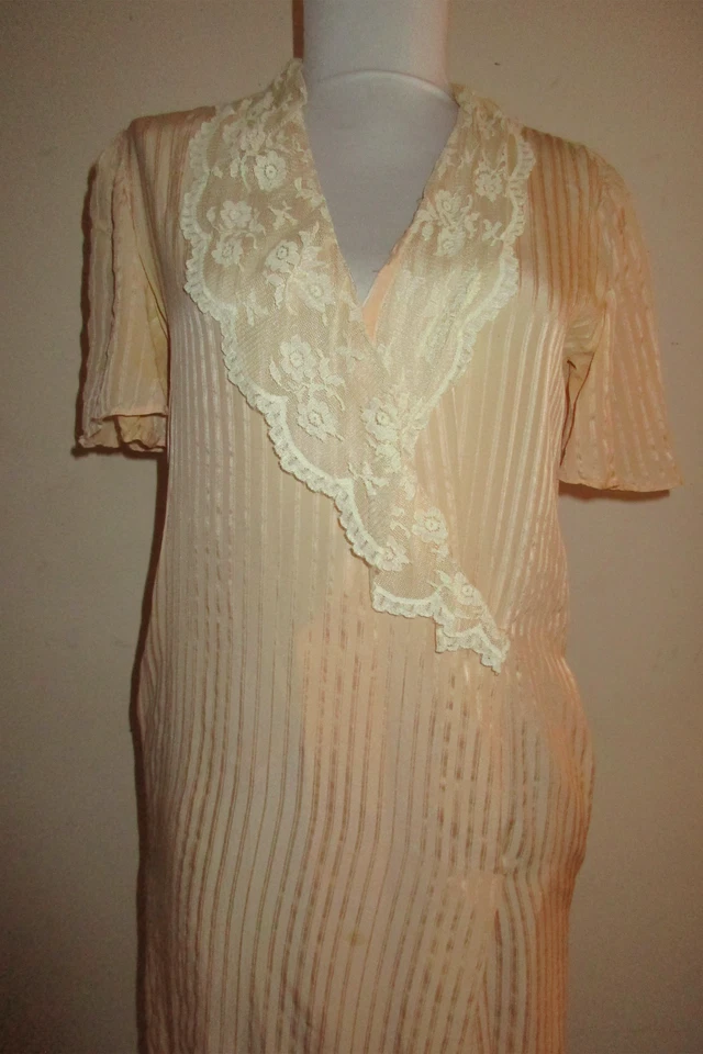 Bata envuelta vintage de seda y encaje melocotón de los años 30 Foto 2 de 4