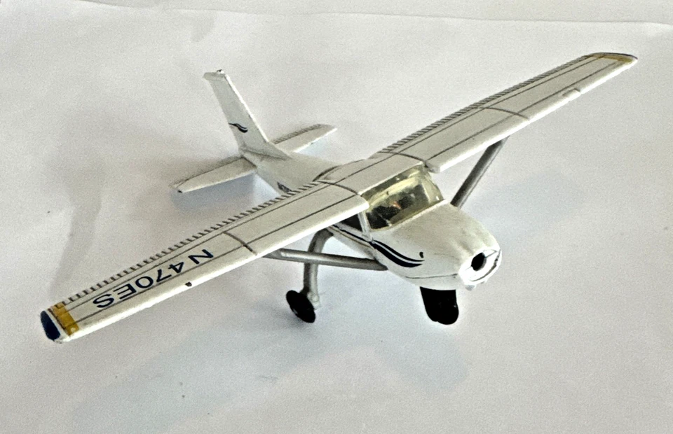 Runway 24 Diecast Collectible Cessna 172 Daron Collectibles Blue / White - Image 2 of 4