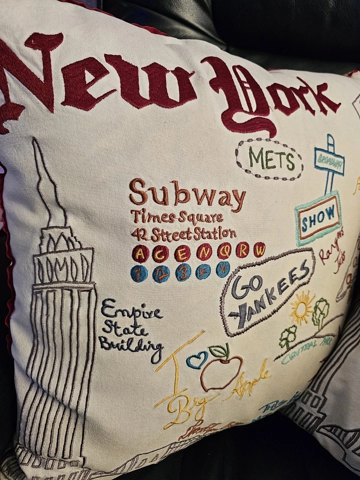 Juego de 2 almohadas para decoración del hogar Cloud 9 Design New York usadas en excelente estado Foto 3 de 4