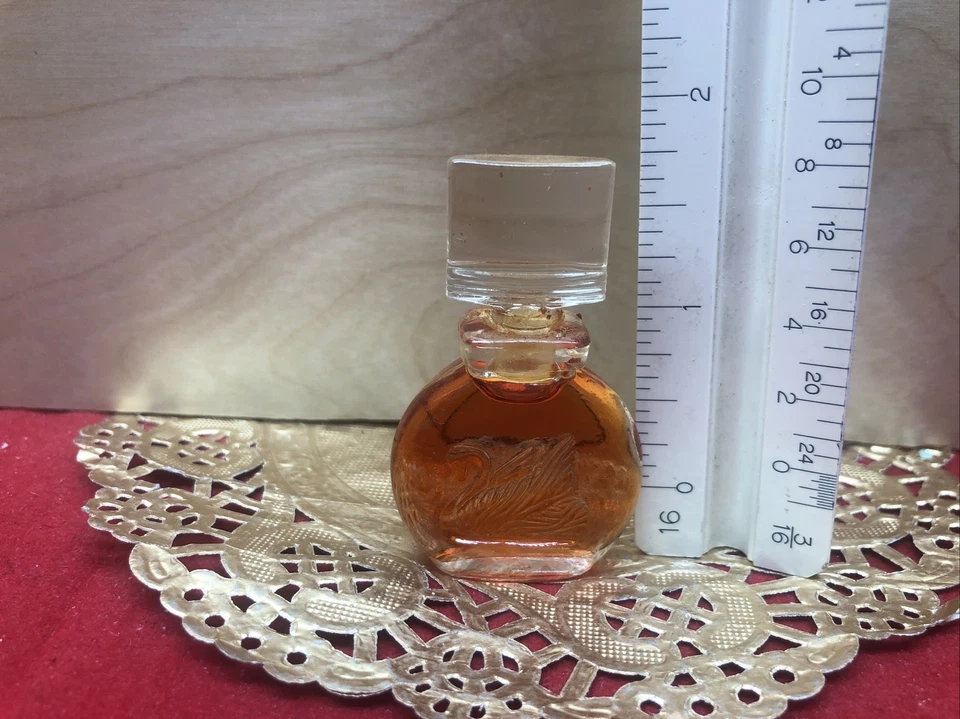 De colección Vanderbilt Perfume Mini Gloria Vanderbilt Tapón de Vidrio Tocador Pieza Foto 2 de 2