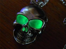 HALLOWEEN PROP COSTUME SUPER GLOW IN THE DARK SKULL PENDANT NECKLACE