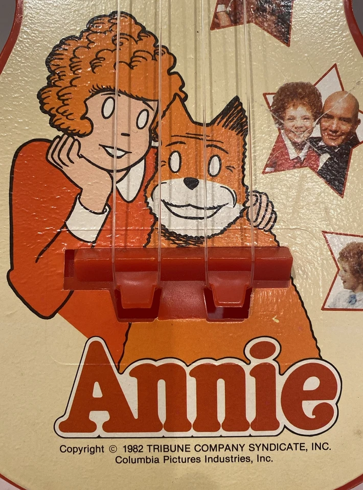 "Guitarra de juguete Little Orphan Annie Tribune Co Syndicates Columbia Pictures 21"" de largo" Foto 3 de 4