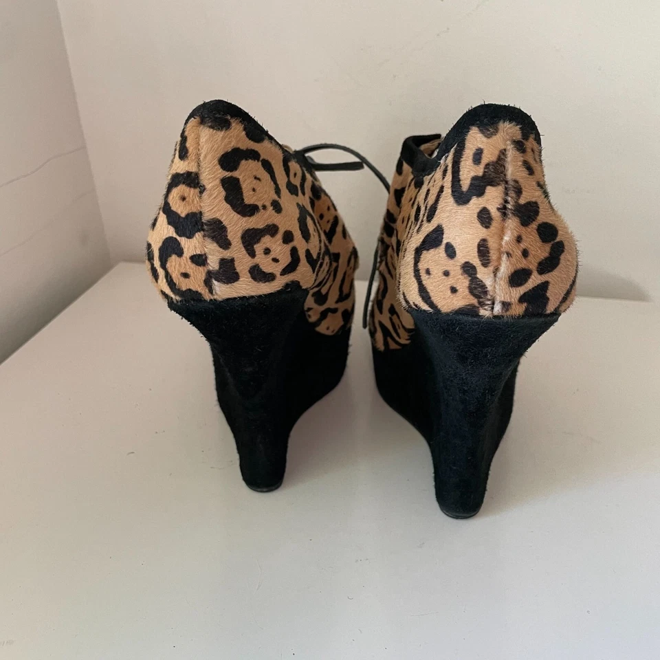 Botines de cuña L.A.M.B pelo de pony para mujer talla 10 bronceado negro estampado de leopardo Foto 4 de 4