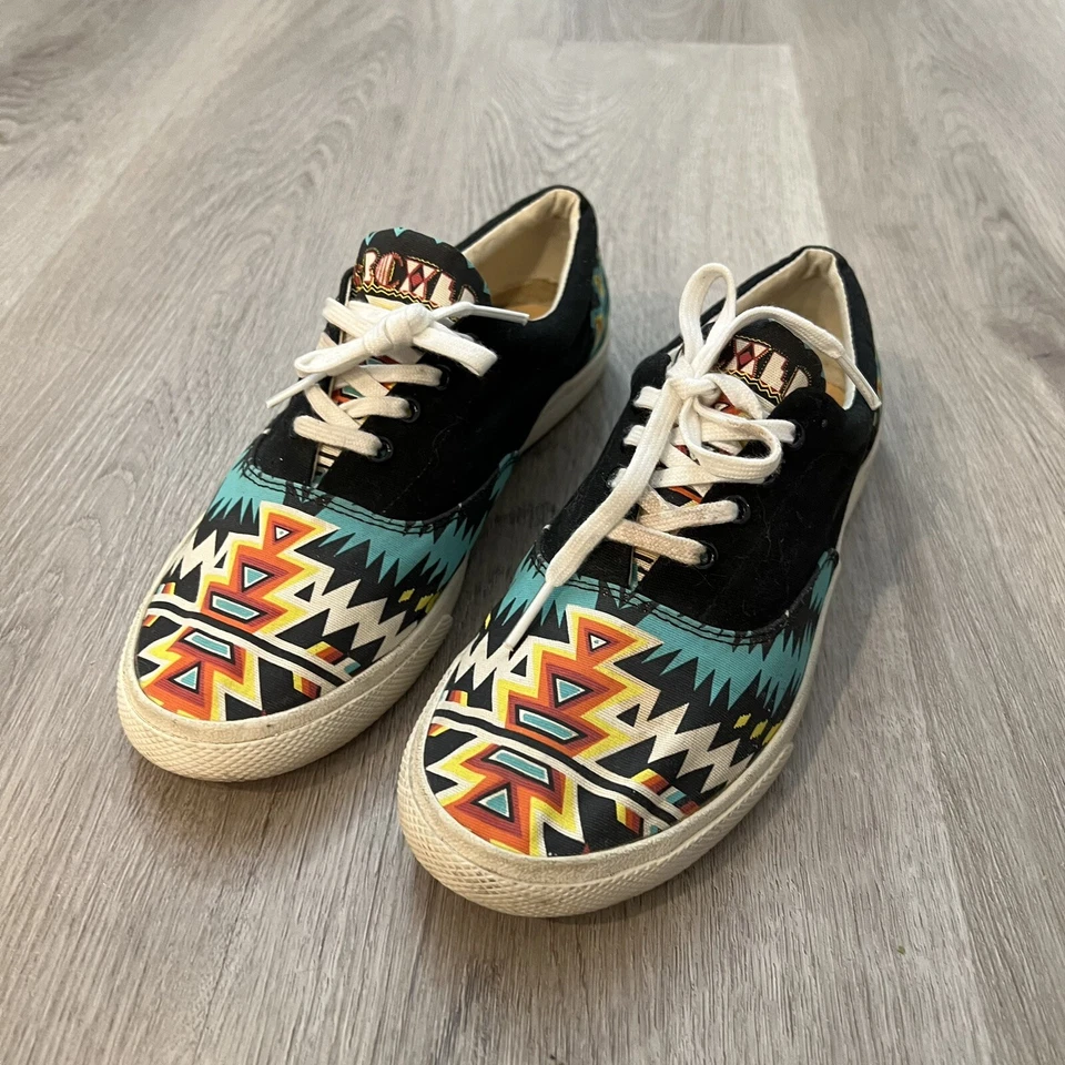 Zapatillas bajas Bucketfeet Southwest con estampado azteca de lona con cordones para mujer 7 Foto 4 de 4