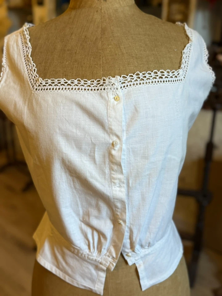 Dentelle et broderie anciennes - petite chemise cache-corset - initiales MA - Photo 3/4